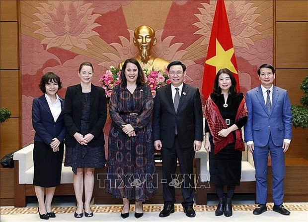 Chairman of the National Assembly Vuong Dinh Hue (third, from right), New Zealand Ambassador to Vietnam Tredene Dobson (third from left) and other Vietnamese and New Zealand officials. (Photo: VNA)
