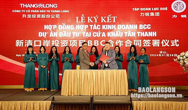 The contract signing ceremony between the Thang Long Investment JSC and the Lirui Group in Lang Son province on January 26 (Photo: baolangson.vn)