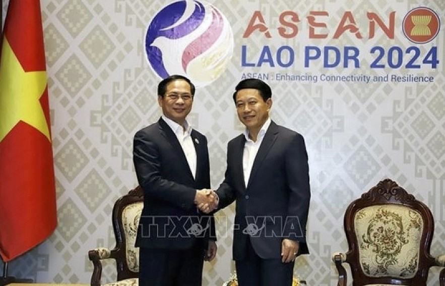 Minister of Foreign Affairs Bui Thanh Son (L) and Lao Deputy Prime Minister and Minister of Foreign Affairs of Laos Saleumxay Kommasith (Photo: VNA)