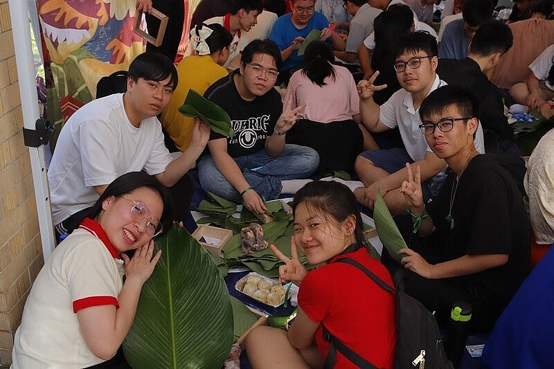 Vietnamese in Singapore and Belgian Celebrate Tet with Traditional Dishes