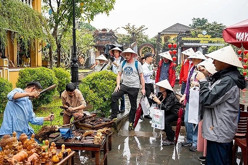 International tourists learn about the production process of handicraft products in Hoi A City on January 1. (Photo: Tan Nguyen)