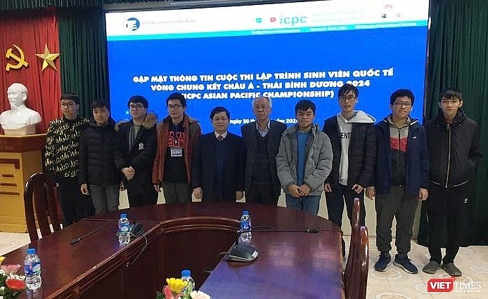 General Secretary of the Vietnam Informatics Association Nguyen Long takes a photo with contestants from the University of Engineering and Technology, Vietnam National University Hanoi (Photo: viettimes.vn)