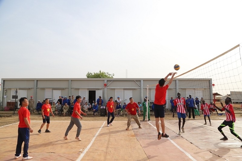 The Vietnamese engineering soldiers in Abyei organized a volleyball exchange with local people of Abyei   (Photo courtesy of the Vietnamese military engineering unit