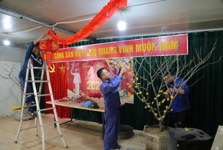 Officers and employees decorate the room to welcome spring. Photo courtesy of the Vietnamese military engineering unit 