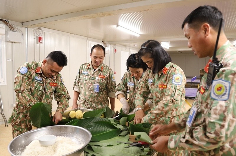 The Vietnamese engineering soldiers in Abyei make chung cake, with materials brought from Vietnam. (Photo courtesy of the Vietnamese military engineering unit