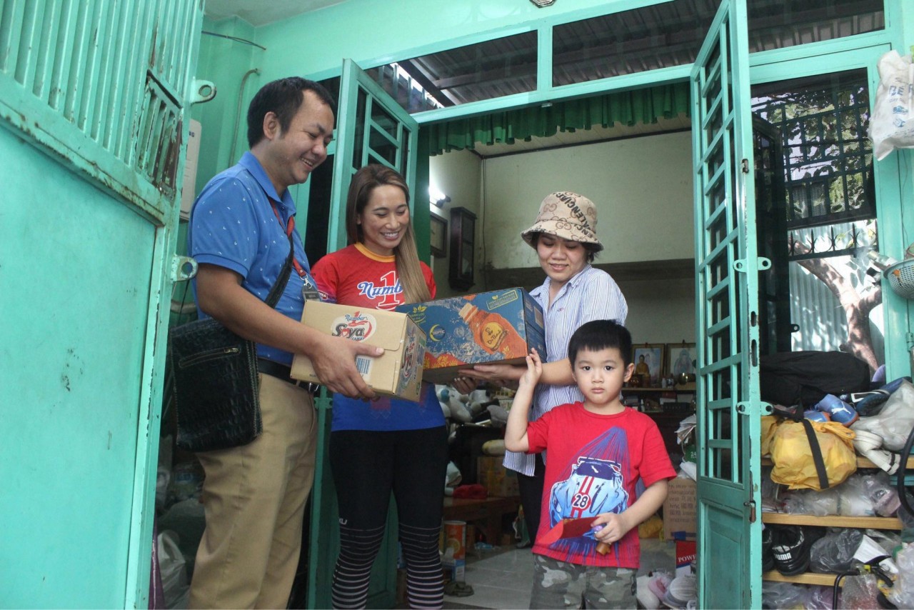 tan hiep phat visits and gives tet gifts to 50 children orphaned by covid pandemic