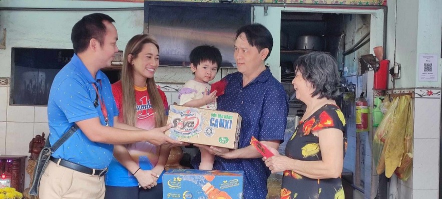 Tan Hiep Phat Visits and Gives Tet Gifts to 50 Children Orphaned by Covid Pandemi