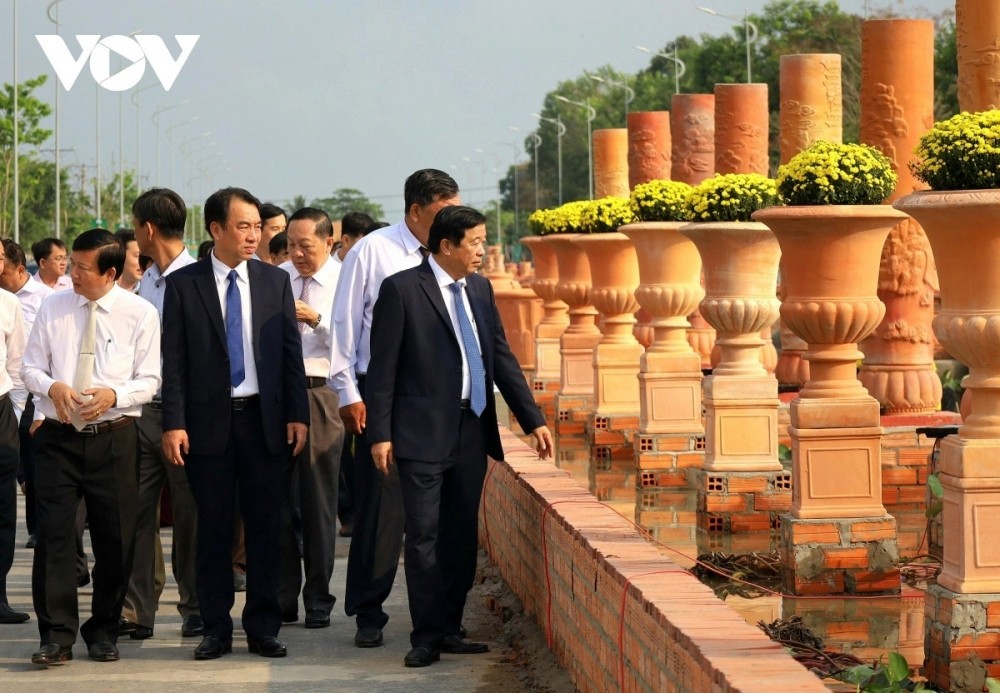 vinh long home to vietnams longest flower ceramic road