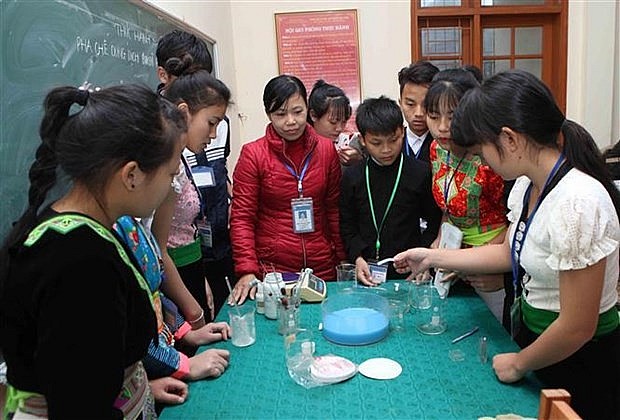 A lab activity of students in Son La. (Photo: VNA)