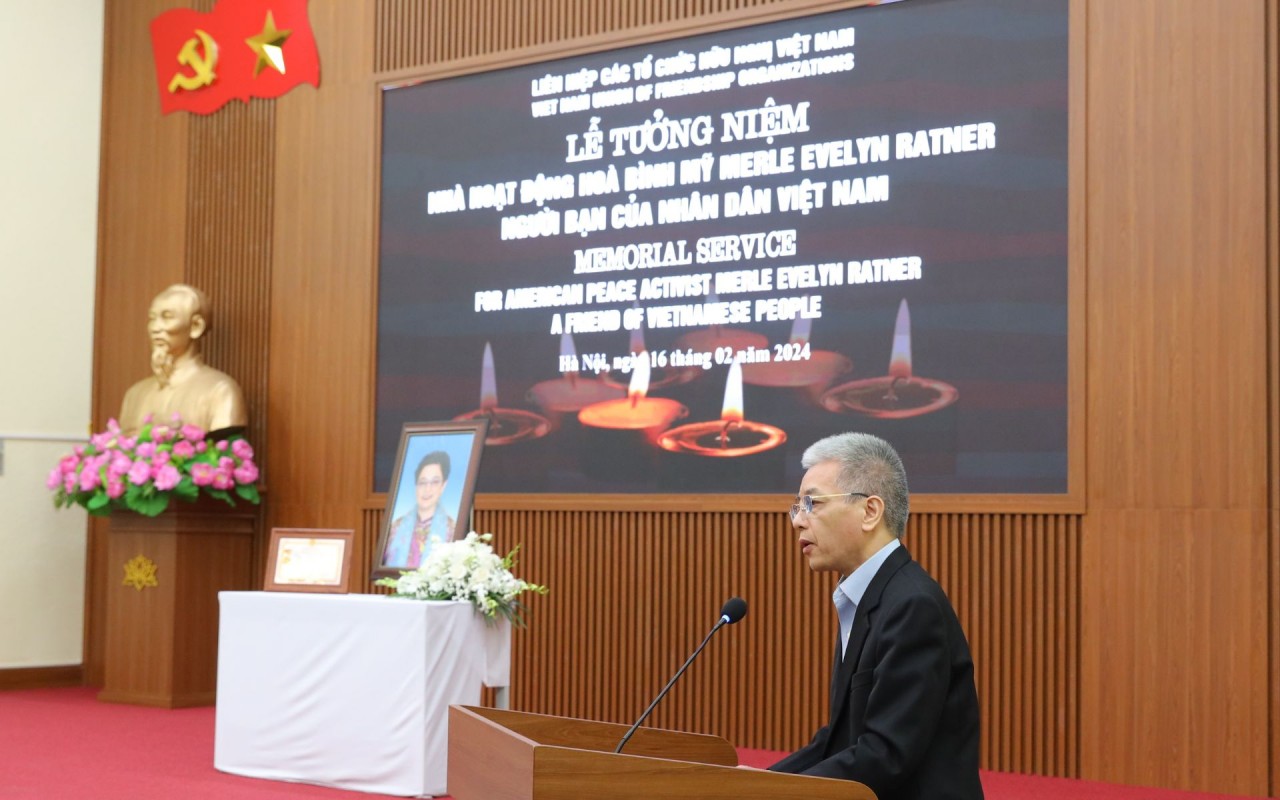 Mr. Bui The Giang, Vice President of the Vietnam - America Association, spoke at the memorial service for Ms. Merle Ratner. (Photo: Dinh Hoa)