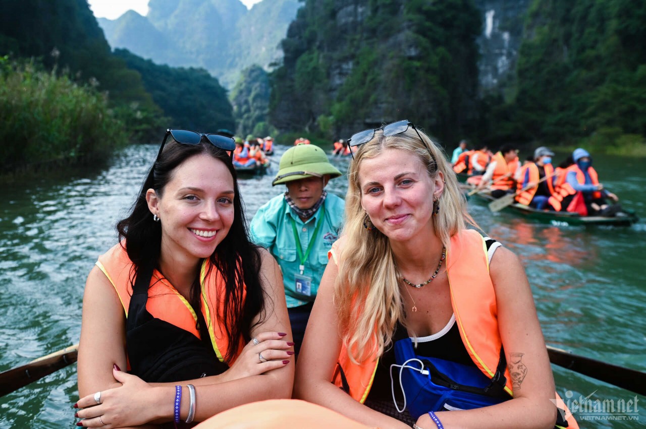 Mesmerizing Trang An Landscape Complex Impresses International Tourists