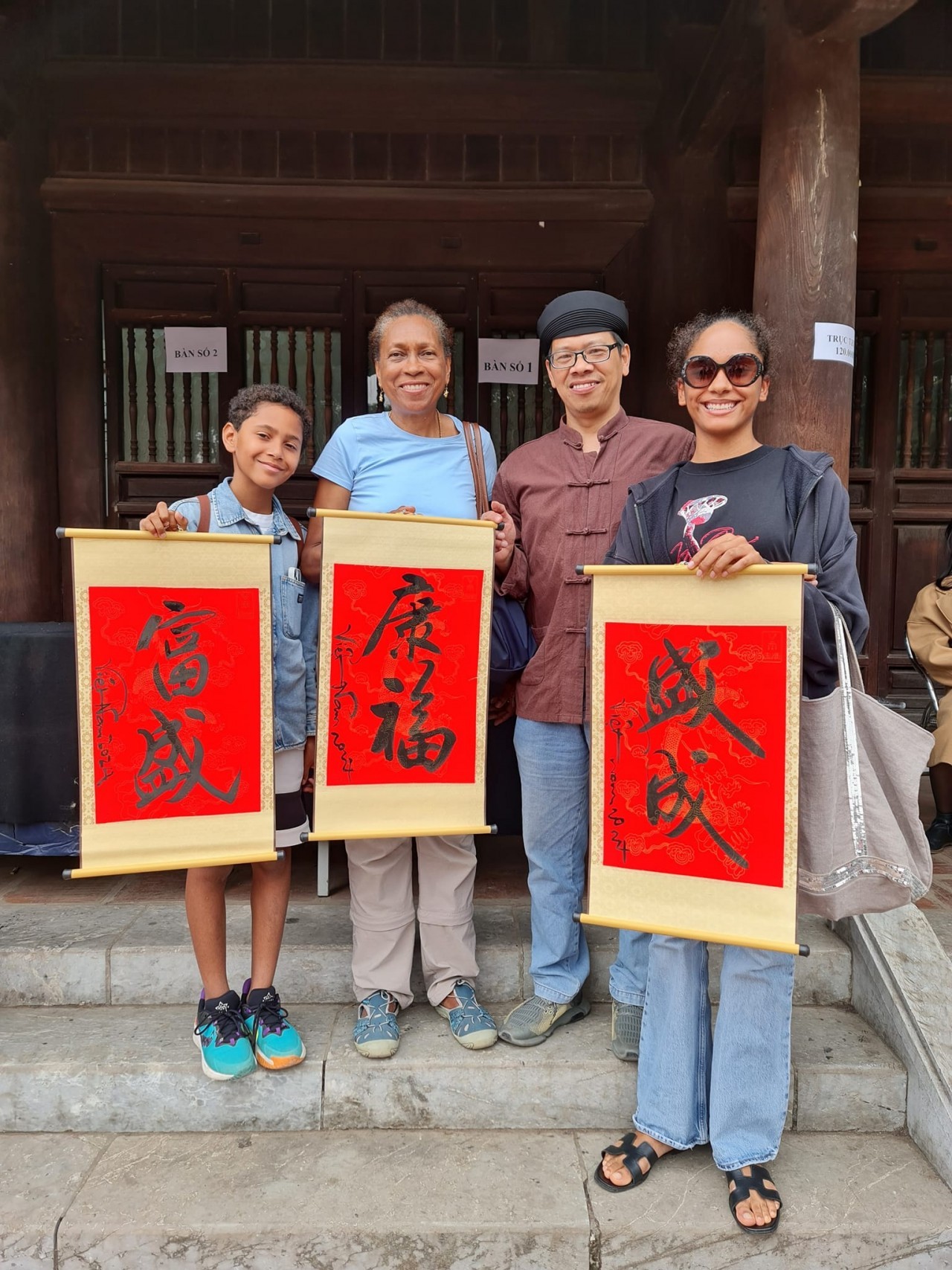 International Tourists Ask for Calligraphic Works at Temple of Literature