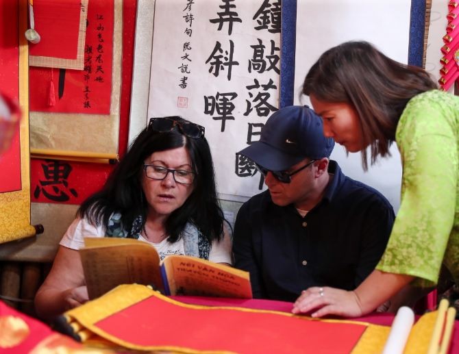 Intl' Tourists Ask for Calligraphic Works at Temple of Literature