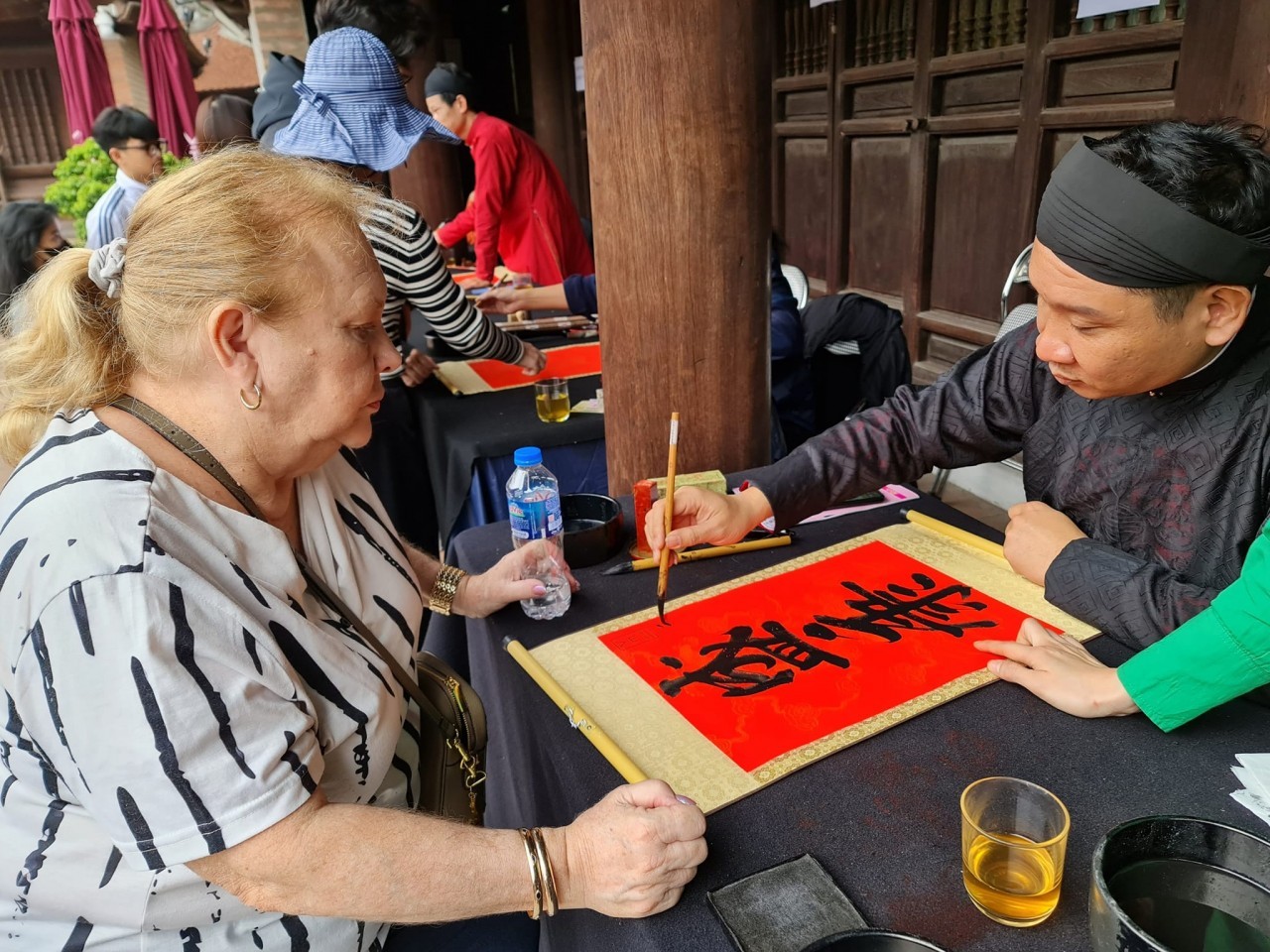 Intl' Tourists Ask for Calligraphic Works at Temple of Literature