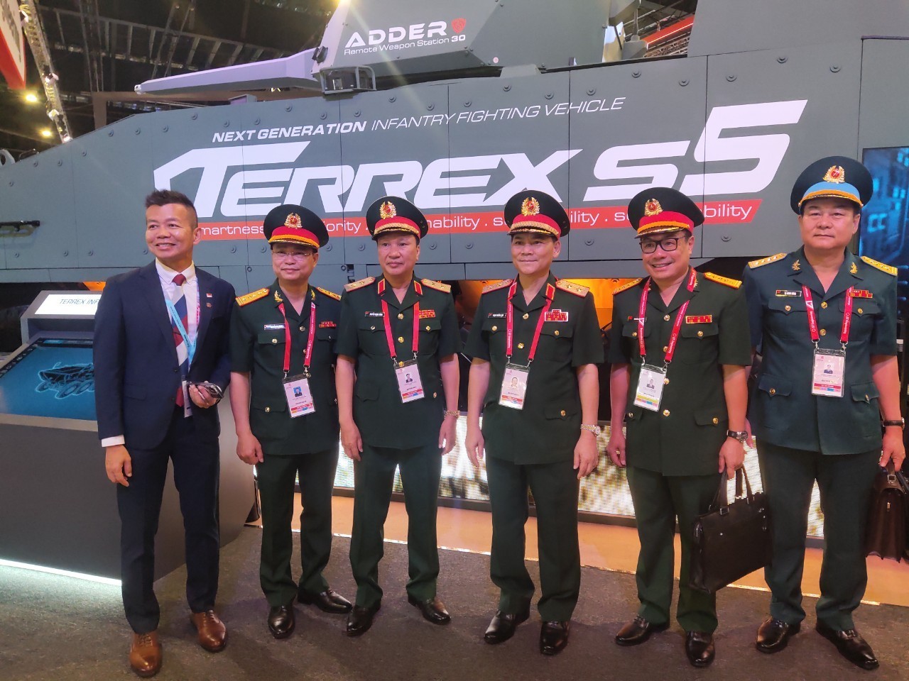 A Vietnamese Ministry of National Defense delegation led by Lieutenant General Pham Truong Son, Deputy Chief of General Staff of the Vietnam People's Army, attended the 9th Singapore Airshow