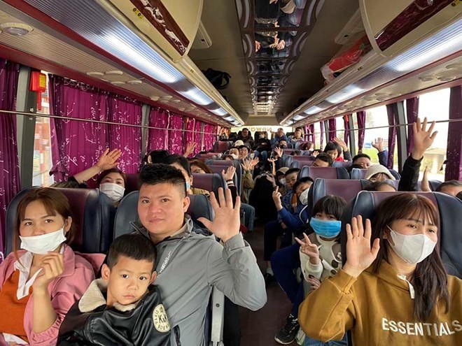 touching free buses to bring workers back to hanoi for work