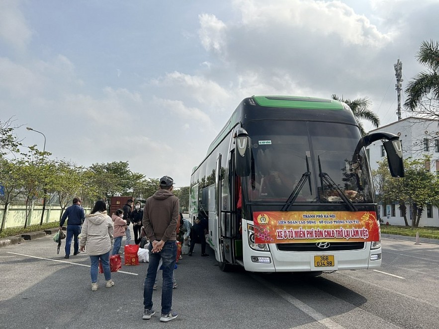 Touching Free Buses to Bring Workers Back to Hanoi for Work
