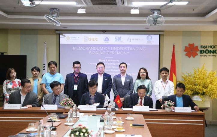 At the signing ceremony. Photo: Dong A University 