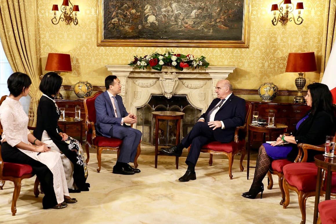 President of Malta George Vella receives the Vietnamese Ambassador to Italy and Malta Duong Hai Hung at San Anton Palace. Photo: VNA