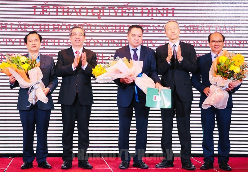 Chairman of the Vietnam - Japan Friendship Association in Ho Chi Minh City Nguyen Phuoc Loc and Consul General of Japan in Ho Chi Minh City Ono Masuo presented the decision and gave flowers to congratulate the Vietnam - Japan Friendship Association Branch at Saigontourist Group. (Photo: thanhuytphcm.vn)