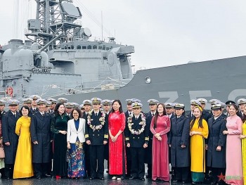Two Japan MSDF Ships Visit, Learn about Vietnamese Culture