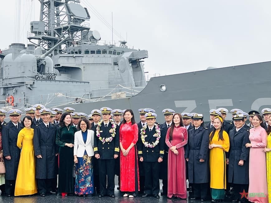 Two Japan MSDF Ships Visit, Learn about Vietnamese Culture