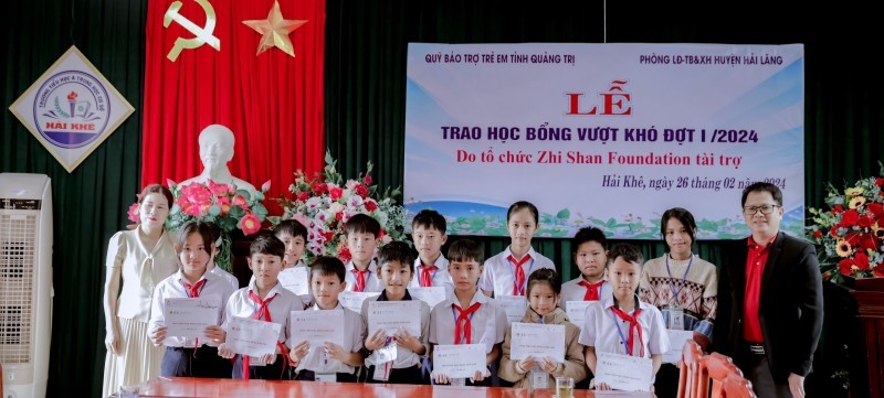 Zhi Shan Foundation awards scholarships to students in Hai Lang district, Quang Tri province.