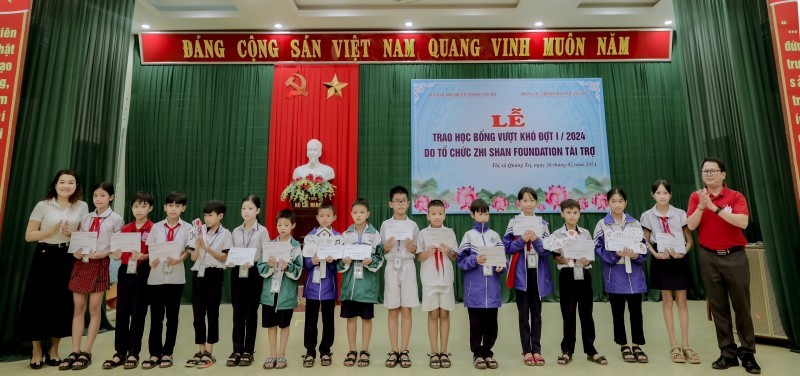 Zhi Shan Foundation Awards Scholarships to 805 Students in Quang Tri