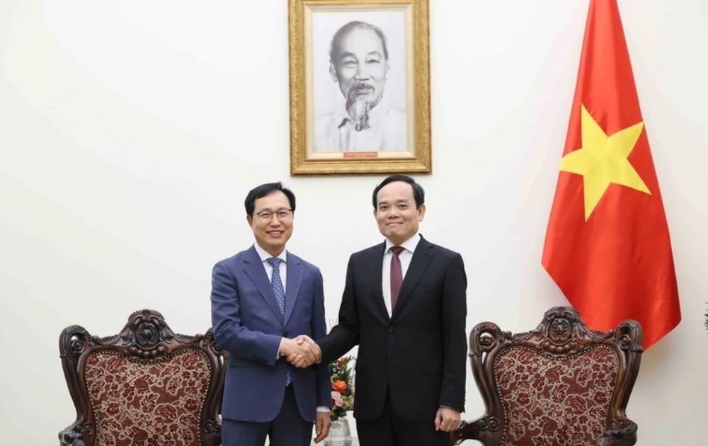 Deputy Prime Minister Tran Luu Quang (R) and General Director of Samsung Vietnam Choi Joo Ho. (Photo: VNA)