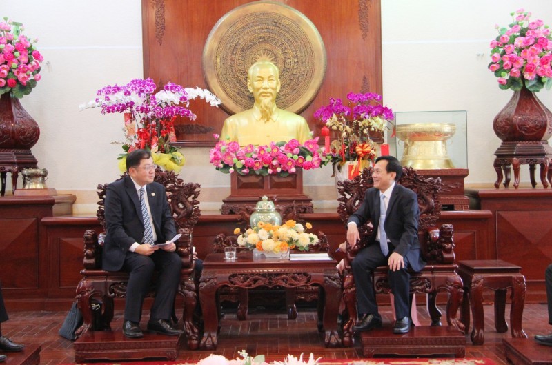 Ambassador Extraordinary and Plenipotentiary of Malaysia to Vietnam and leaders of the People's Committee of Can Tho city had an intimate exchange at the reception.