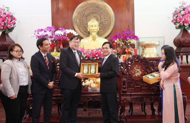 Mr. Nguyen Ngoc He - Vice Chairman of Can Tho City People's Committee (4th from left) - presented a souvenir to Mr. Dato' Tan Yang Thai, Ambassador Extraordinary and Plenipotentiary of Malaysia to Vietnam at the reception.