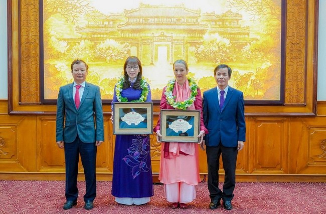 Two Foreigners Honored for Contributing to Thua Thien – Hue