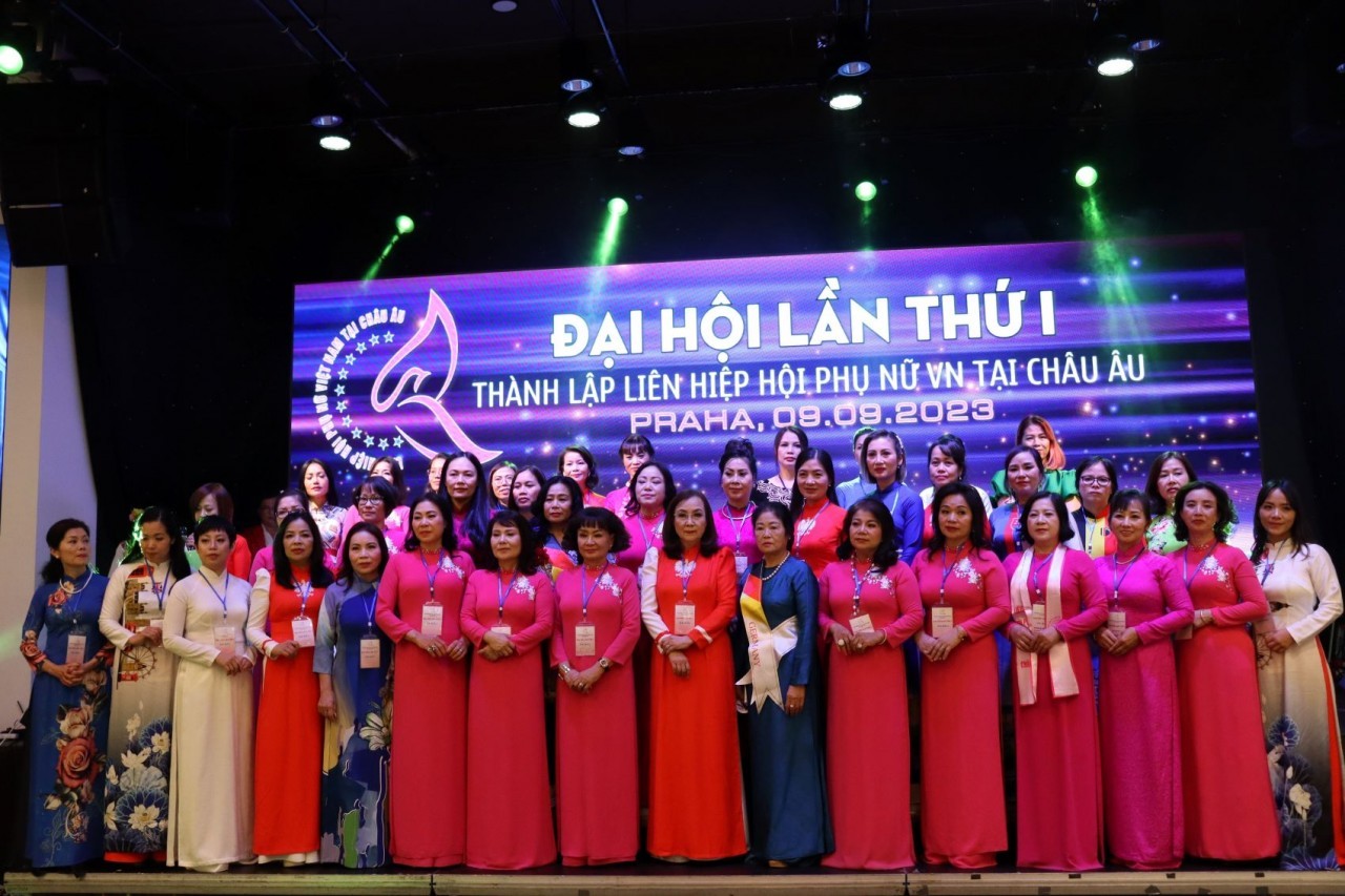 The Executive Committee of the Federation of Vietnamese Women's Associations in Europe for the 2023-2028 term was launched at the Congress to establish the Federation of Vietnamese Women's Associations in Europe, September 9, 2023. (Source: VNA)