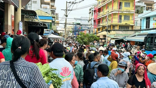 Warm Charity Market in Ho Chi Minh City: Where Leaves Used as Currency