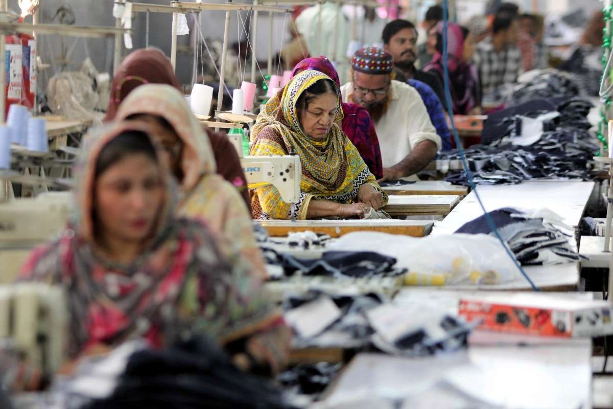 EXODUS: Pakistanis Fleeing Amid Economic Turmoil and Political Uncertainty