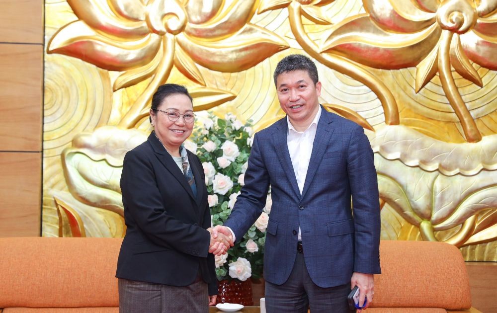 President of the Vietnam Union of Friendship Organizations Phan Anh Son (right) and Ambassador Extraordinary and Plenipotentiary of the Lao People's Democratic Republic Khamphao Ernthavanh. (Photo: Dinh Hoa)