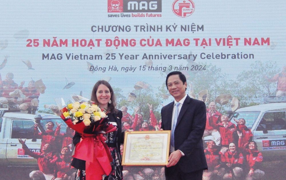 Mr. Hoang Nam, Vice Chairman of the People's Committee of Quang Tri province, awarded the Certificate of Merit from the Chairman of the Provincial People's Committee to the MAG Organization in recognition of its contributions in overcoming post-war bomb and mine consequences in Quang Tri. (Photo: Q.H)