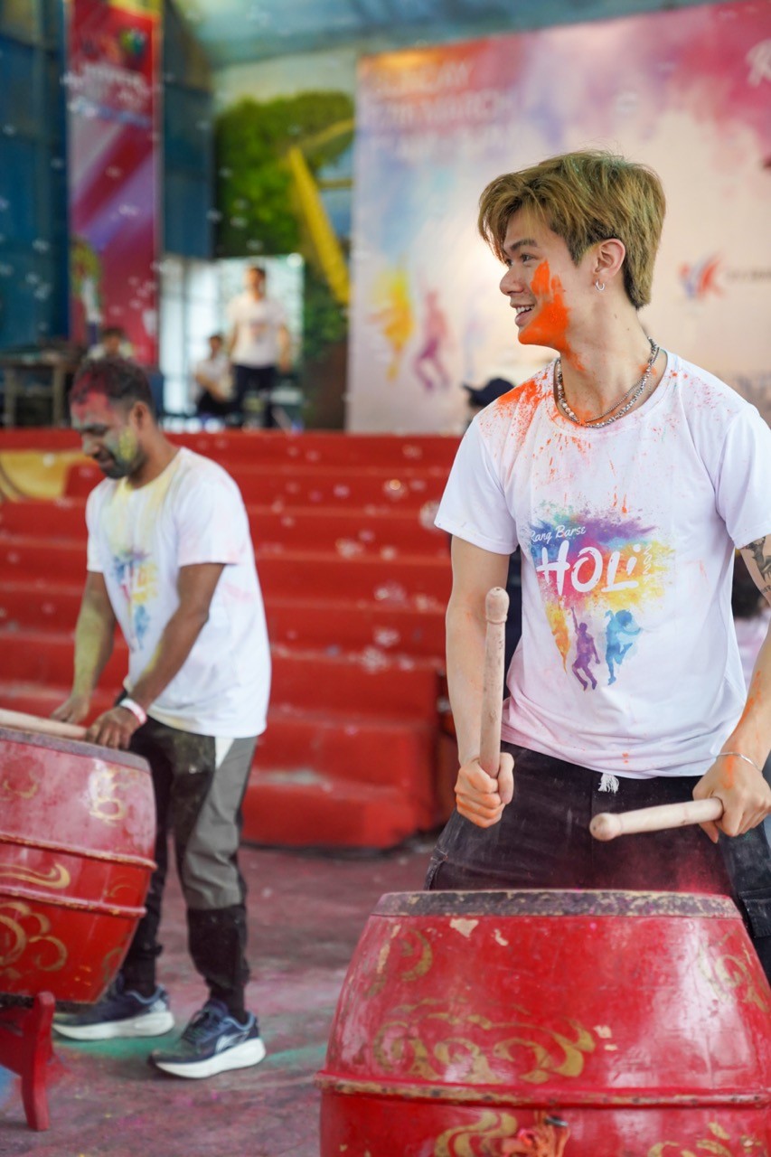 [Photo] Indian Festival of Color in Hanoi