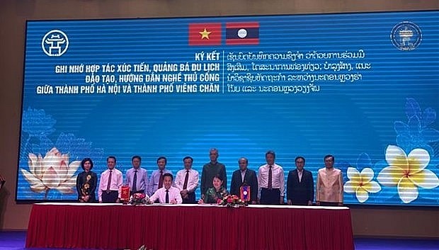 At a conference to promote cooperation between businesses of Hanoi and Vientiane in Laos in March 2024. (Photo: VNA)