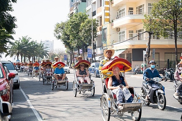 Foreign tourists take a city tour around Da Nang. (Photo: baochinhphu.vn)