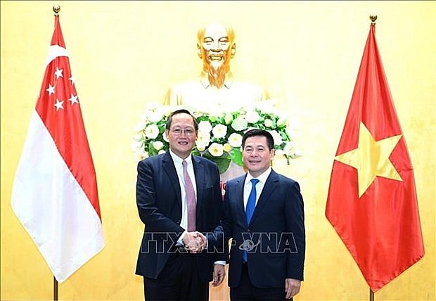 Vietnamese Minister of Industry and Trade Nguyen Hong Dien (R) and Singaporean Second Minister for Trade and Industry Tan See Leng. (Photo: VNA) 