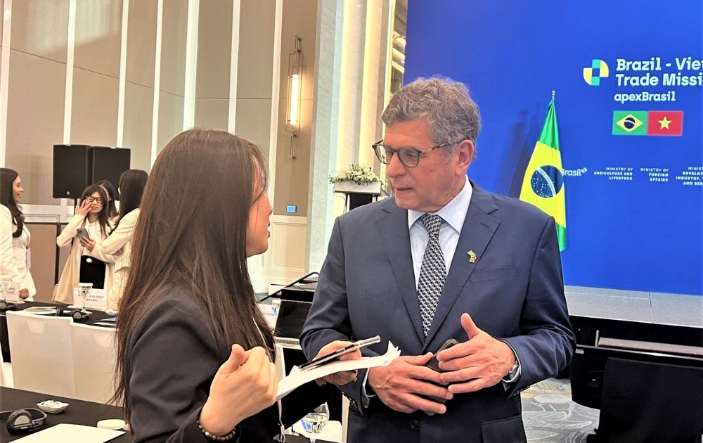 Brazilian Ambassador to Vietnam Marco Farani (right) talks with delegates at the conference. (Photo: Mai Anh)