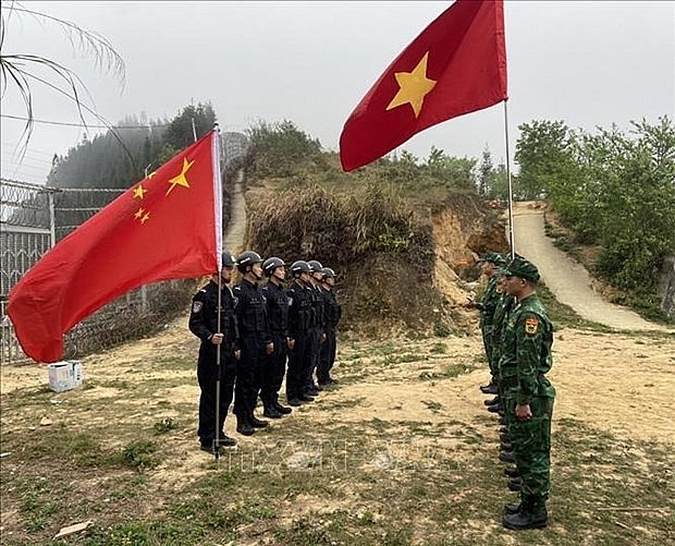 Vietnamese and Chinese border guards take part in the joint patrol. (Photo: VNA)