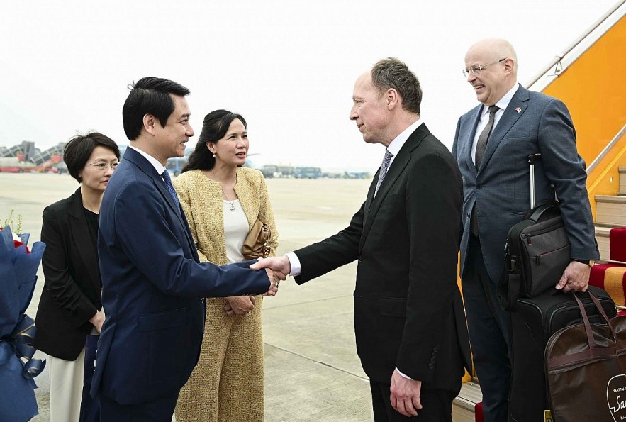 Vice Chairman of the NA's Committee for Foreign Affairs Le Anh Tuan welcomes Speaker of the Parliament of Finland Jussi Halla-aho at the Noi Bai International Airport (Photo:quochoi.vn)
