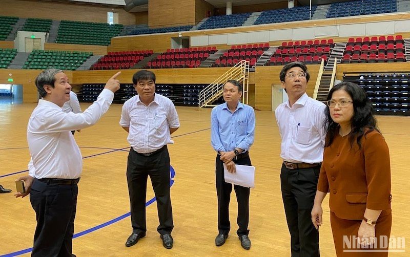 Minister of Education and Training Nguyen Kim Son (first from left) inspected the facilities at Tien Son Sports Palace, on the morning of March 22 (Photo: Nhan Dan Online Newspaper)