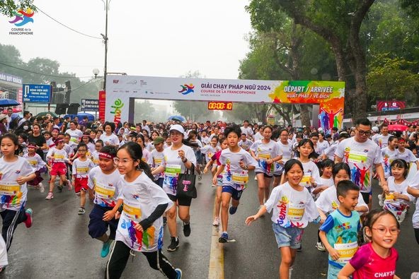 Over 1,800 People Participate in Francophone Run in Hanoi