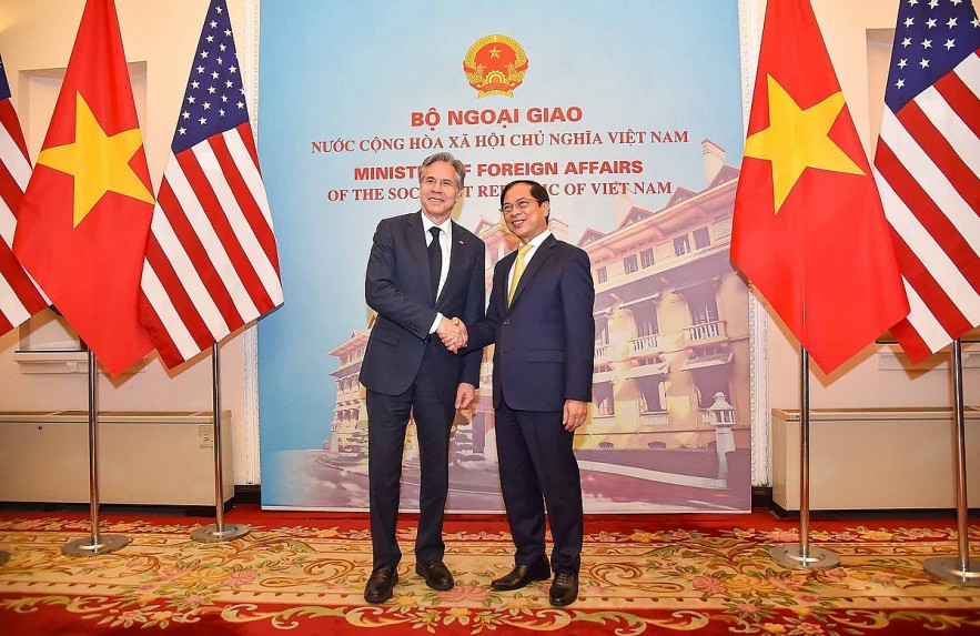 Vietnamese Minisster of Foreign Affairs Bui Thanh Son (R) and US Secretary of State Anthony Blinken meet during the latter's Hanoi visit in April 2023. (Photo: VGP)