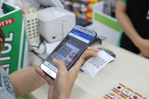 Vietnamese consumers are carrying less cash than they did a year ago. (Photo: tuoitre.vn)