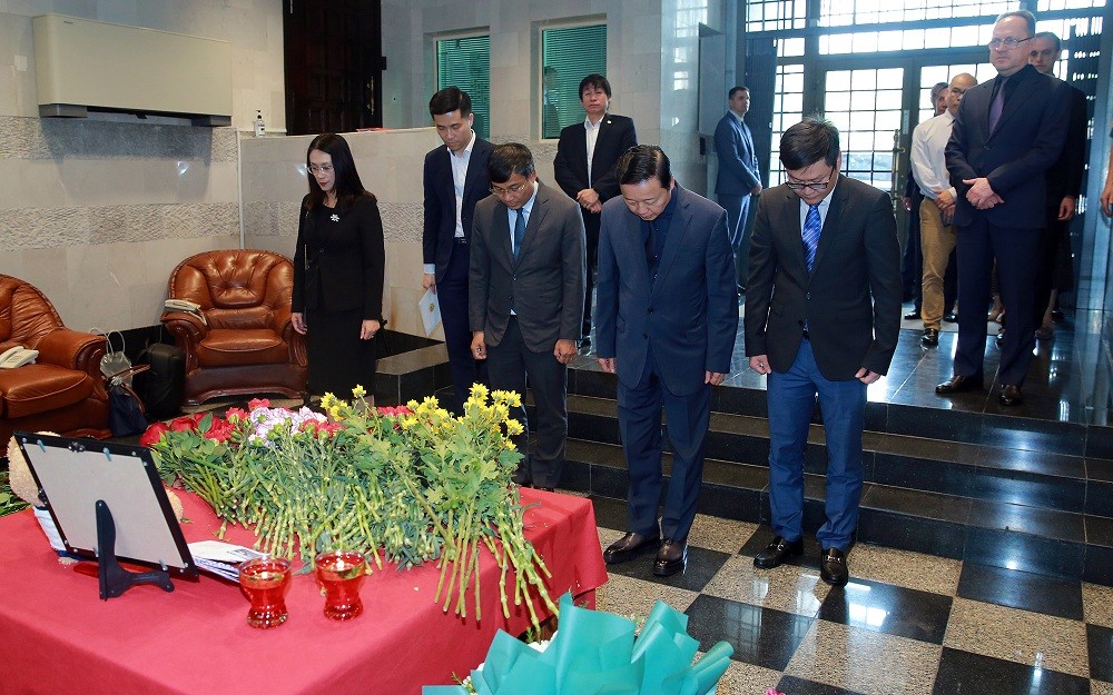 vietnamese people lay flowers to commemorate victims of moscow terrorist attack