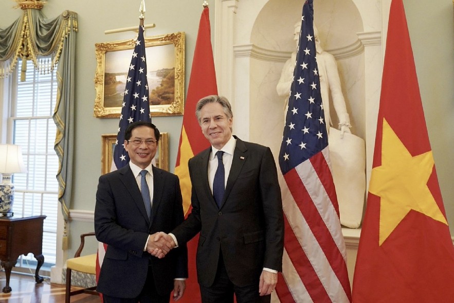 US Secretary of State Anthony Blinken (R) shaking hands with Vietnamese Foreign Minister Bui Thanh Son ahead of their meeting in Washington DC.